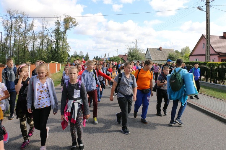 Rostkowo. Pielgrzymka dzieci (część I)