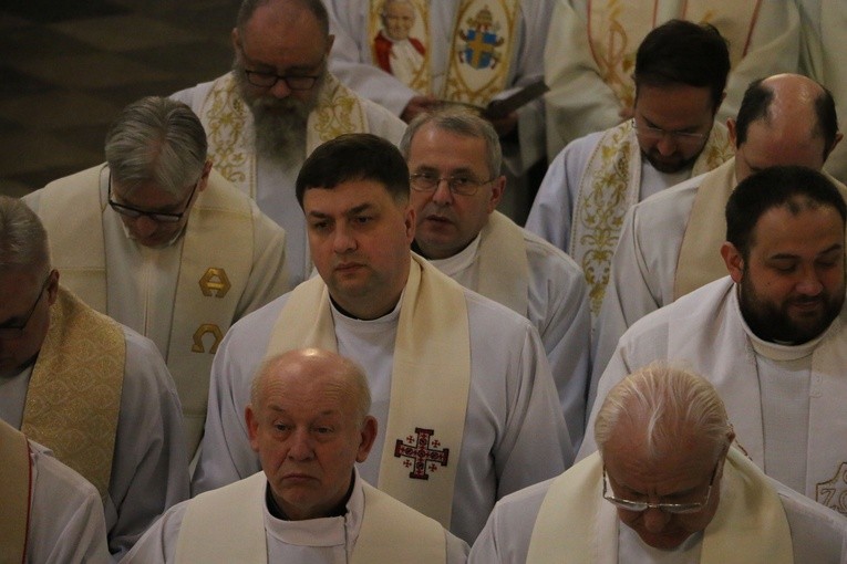 Płock. Msza Krzyżma w bazylice katedralnej