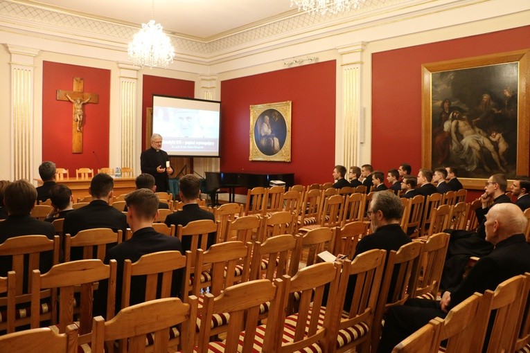Płock. Ksiądz prof. Robert Skrzypczak w seminarium