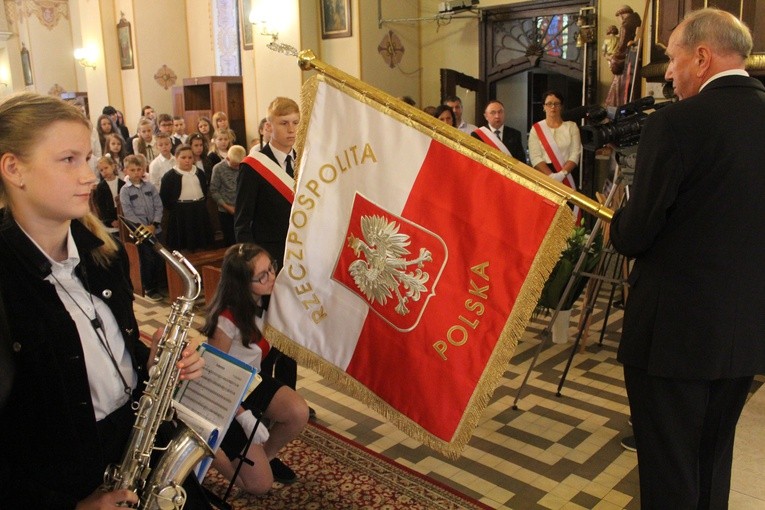 Szkoła w Dzierzążni