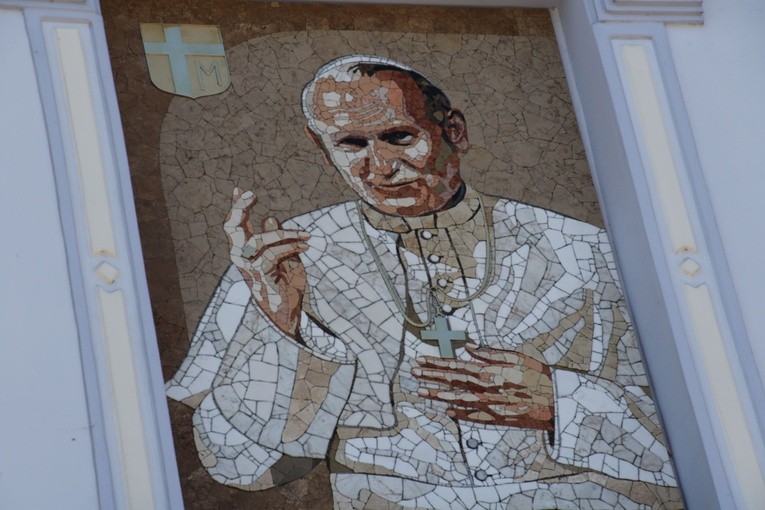 Mozaika papieska w oknie domu biskupiego w Płocku