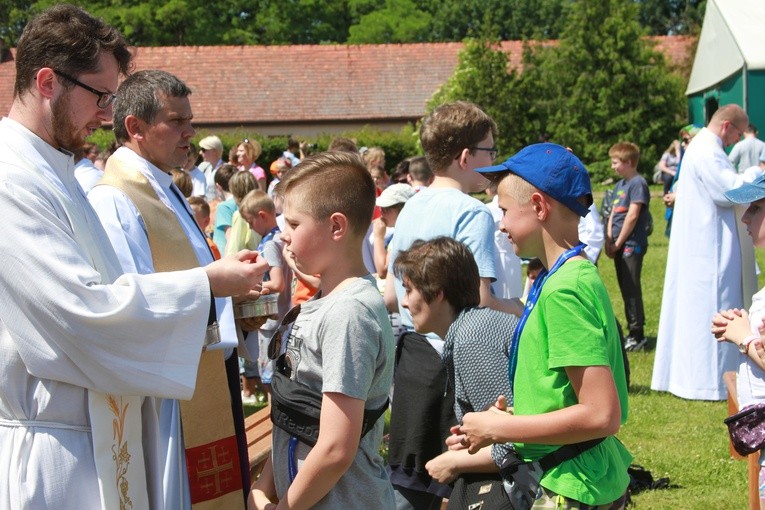 Ministranci i dzieci komunijne w Czerwińsku