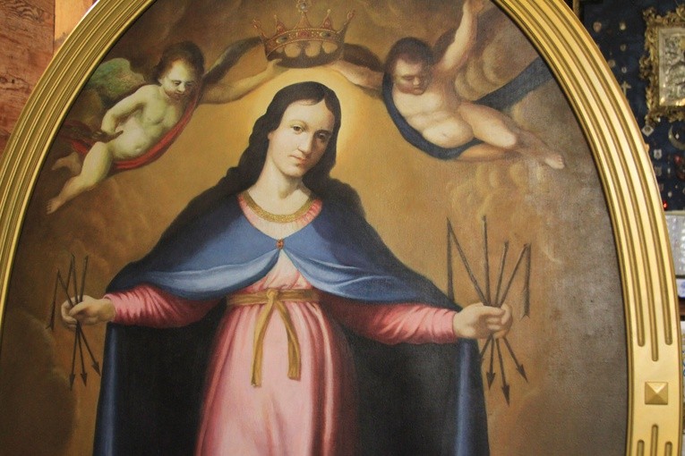 Wierni w Sokołowie, modląc się, podchodzą blisko do obrazu Matki Bożej.