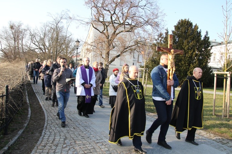 Płock. Droga Krzyżowa z modlitwą o pokój