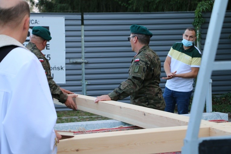 Płońsk. Nowy krzyż na cmentarzu komunalnym w Szerominku