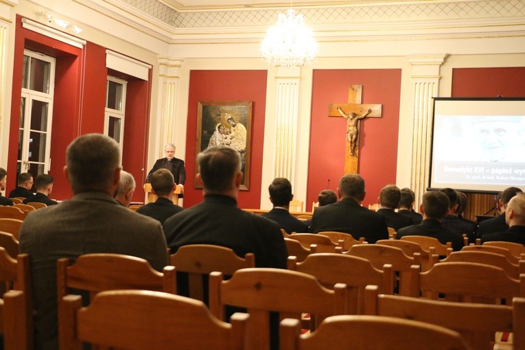 Płock. Ksiądz prof. Robert Skrzypczak w seminarium