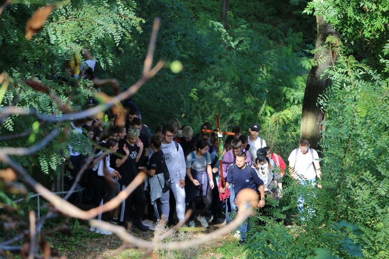 Pielgrzymka młodych z Rypina do Obór