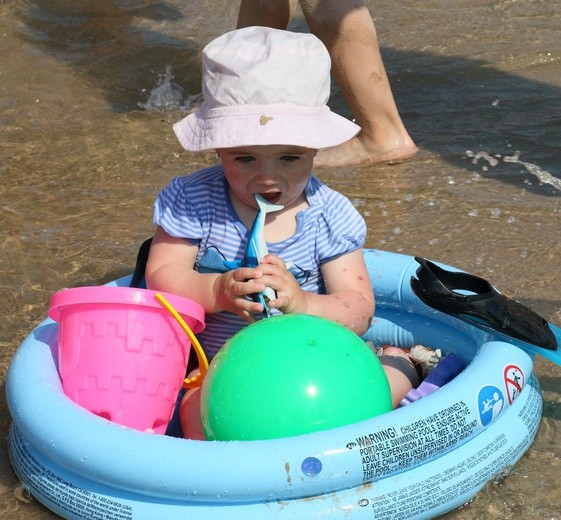 Upalna niedziela na plaży w Stegnie
