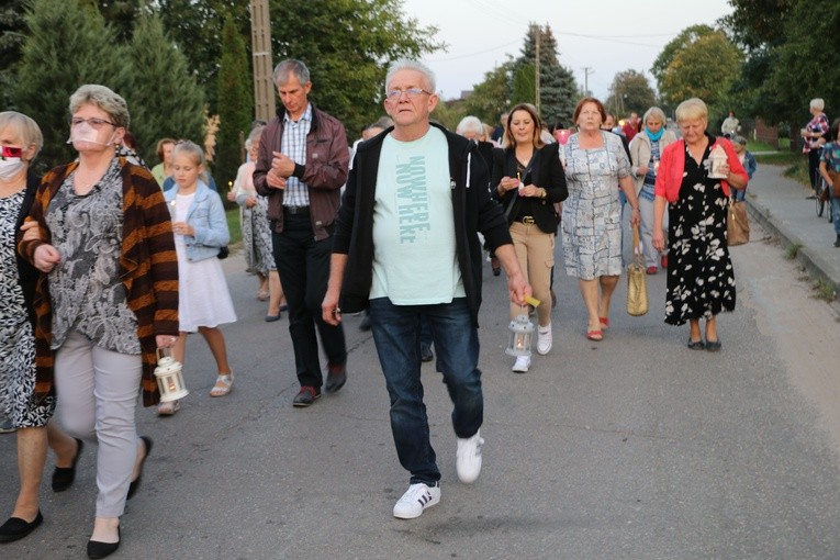 Płońsk. Nowy krzyż na cmentarzu komunalnym w Szerominku