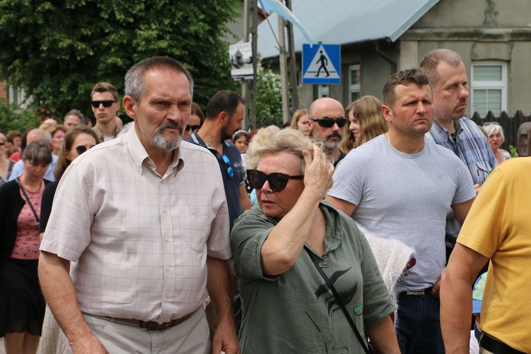 Popowo Kościelne. Procesja eucharystyczna z udziałem abp. Salvatore Pennacchia