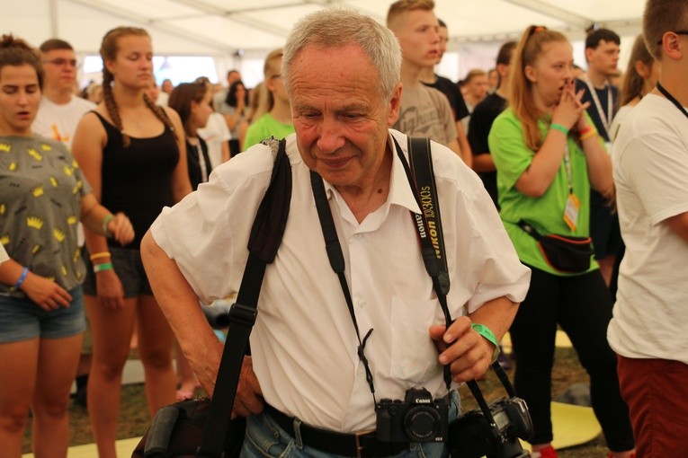 Płocki fotograf Jan Waćkowski wśród młodzieży na ŚDM