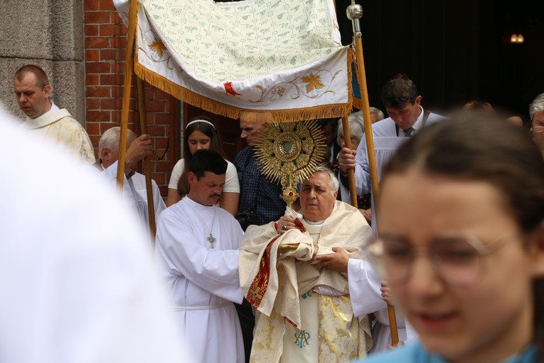 Popowo Kościelne. Procesja eucharystyczna z udziałem abp. Salvatore Pennacchia