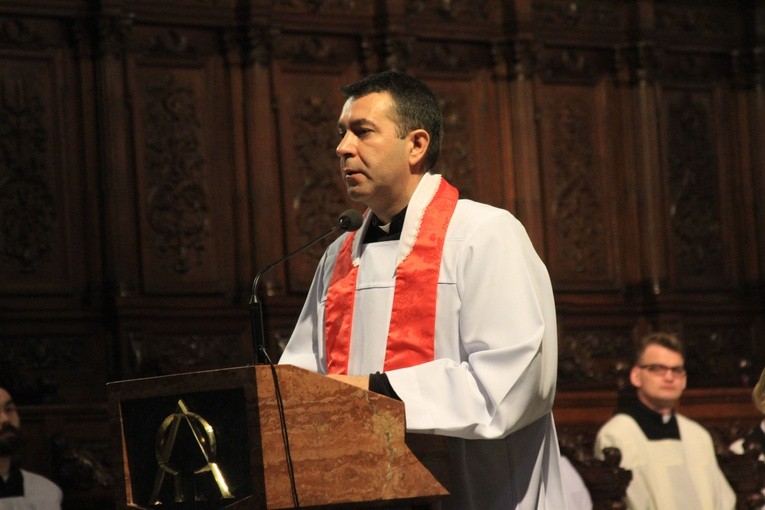W Wielki Piątek kazanie w czasie porannej modlitwy liturgią godzin wygłosił ks. Jacek Marciniak, dyrektor Szkół Katolickich w Płocku.