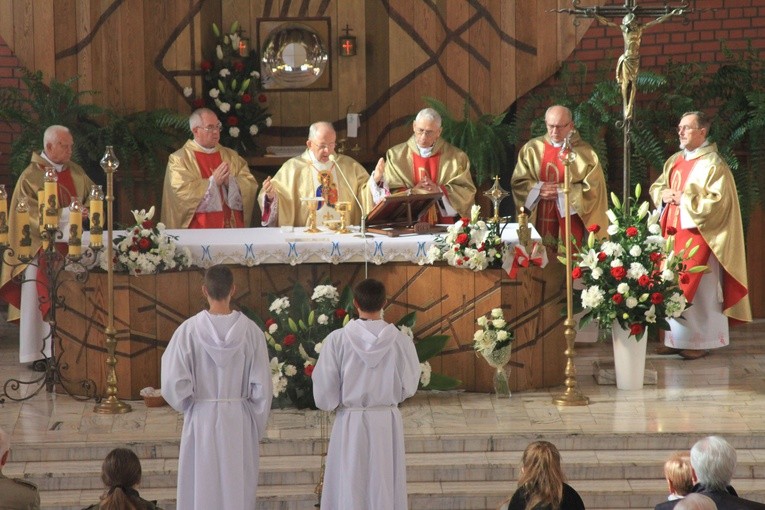 Pomnik bł. ks. J. Popiełuszki w Mławie