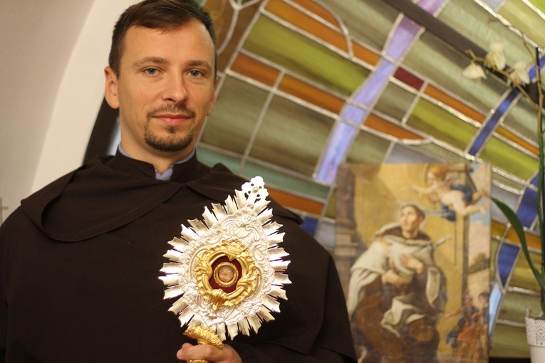 O. Karol Amroż jest kustoszem relikwii św. Anioła Sycylijskiego w czasie peregrynacji po klasztorach karmelitańskich w Polsce.