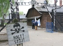 Billboard "Death Camps Were Nazi German" w kolejnych miastach