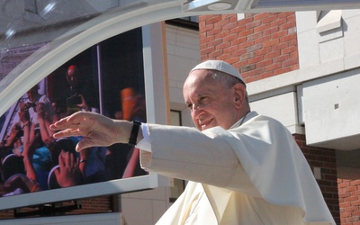 35 mln internautów śledzi papieskie konto na Twitterze