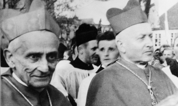 Kardynał Adam Sapieha (z lewej) i kardynał August Hlond