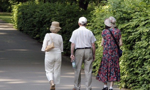 Obniżenie wieku emerytalnego z możliwością dalszej pracy