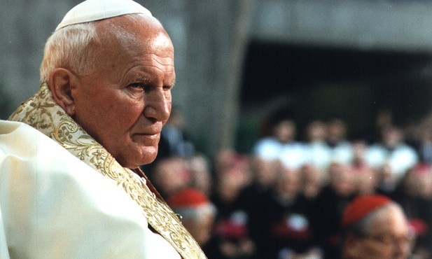 Polacy na mszy przy grobie św. Jana Pawła II w 14. rocznicę jego śmierci