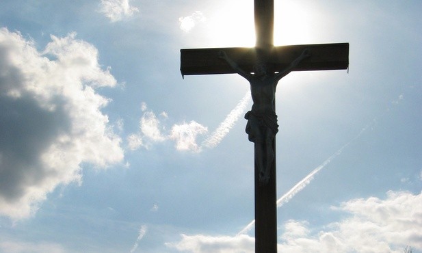 Krzyż obejmuje i łączy wszechświat