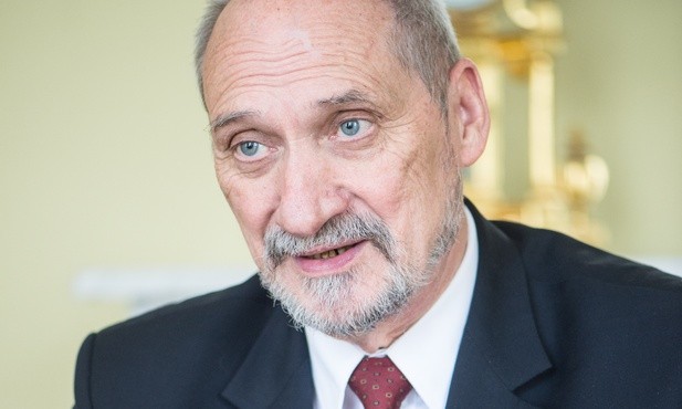 Macierewicz: Misiewicz pozostaje w MON